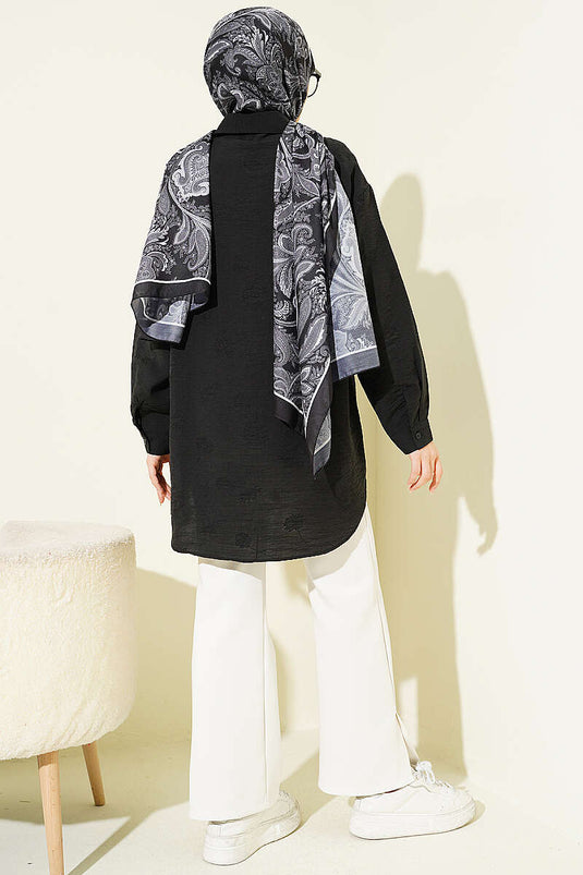 Camicia nera con motivo floreale integrato