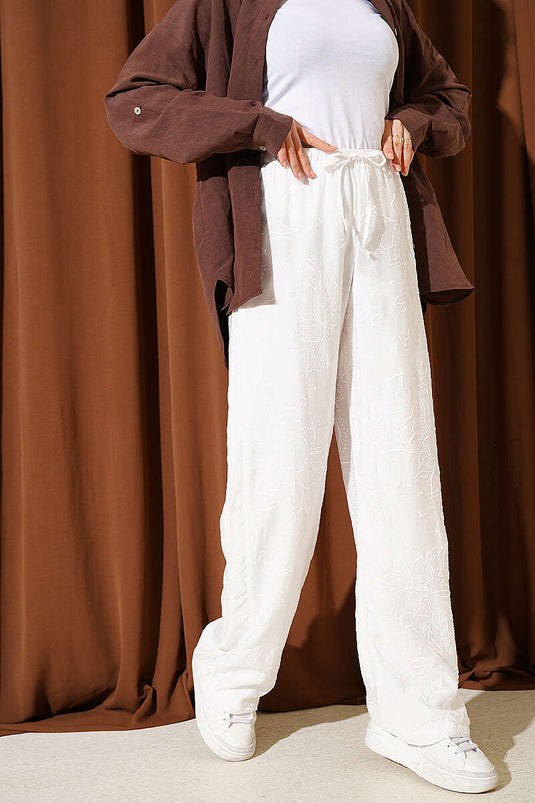 Pantalon blanc à taille élastique et motif intégré