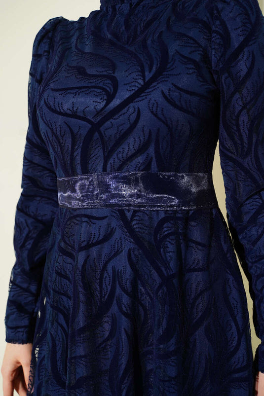 Abendkleid mit gemustertem Tüllgürtel, marineblau