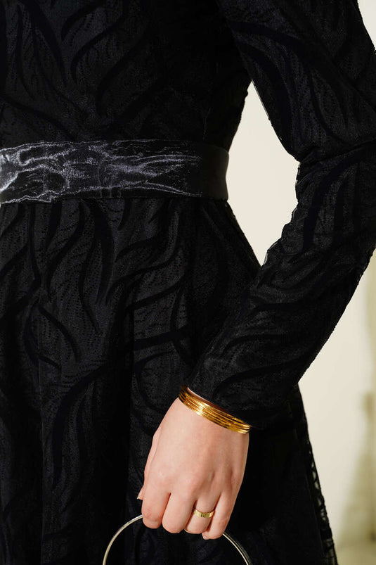 Robe de soirée noire en tulle à motifs ton sur ton, ceinturée