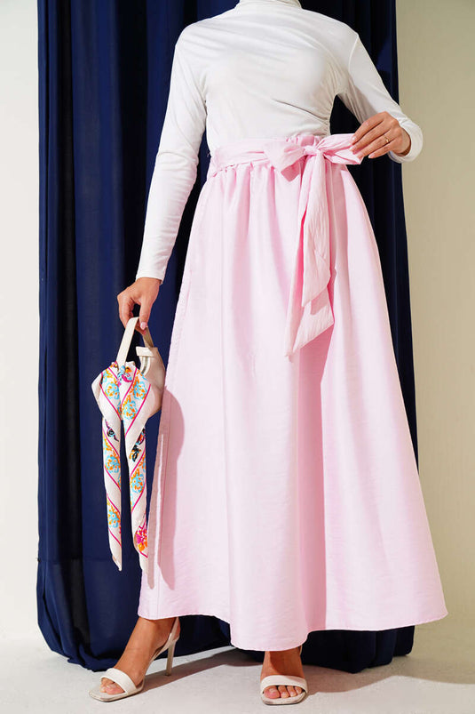 تنورة واسعة بحزام ذاتي باللون الوردي