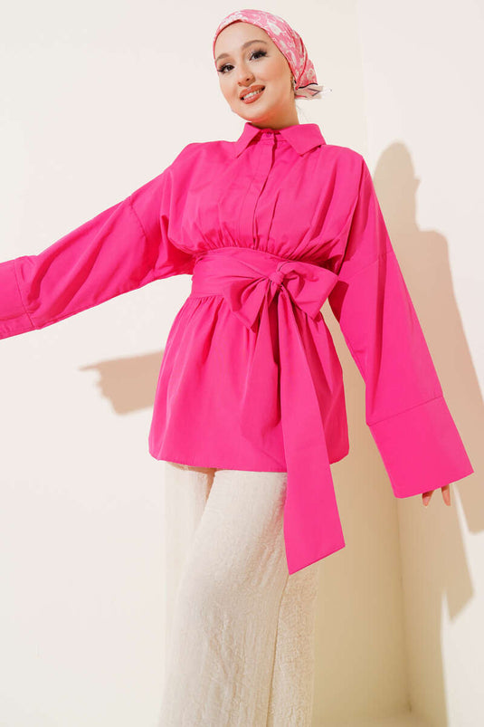 Tunique fuchsia à ceinture intégrée et froncée sur le devant.