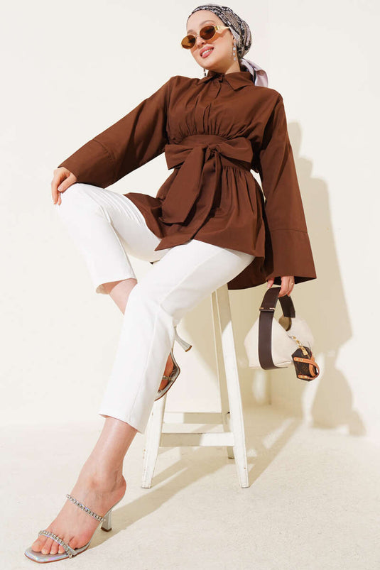 Tunique marron à ceinture intégrée et froncée sur le devant.