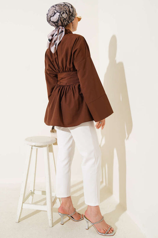 Tunique marron à ceinture intégrée et froncée sur le devant.