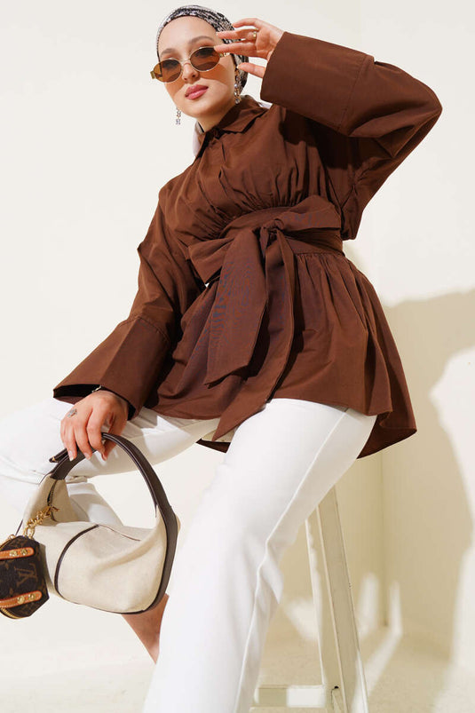 Tunique marron à ceinture intégrée et froncée sur le devant.