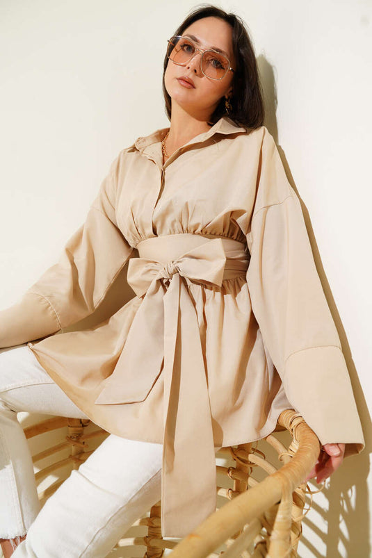 Tunique plissée à ceinture sur le devant, couleur latte