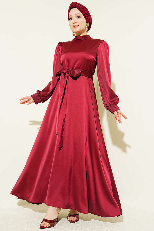 Bordeauxrotes Satin-Abendkleid mit integriertem Gürtel