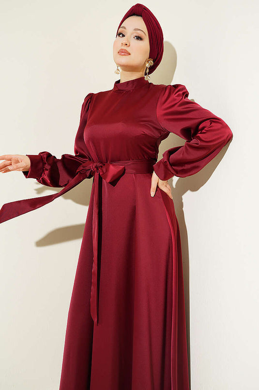 Bordeauxrotes Satin-Abendkleid mit integriertem Gürtel
