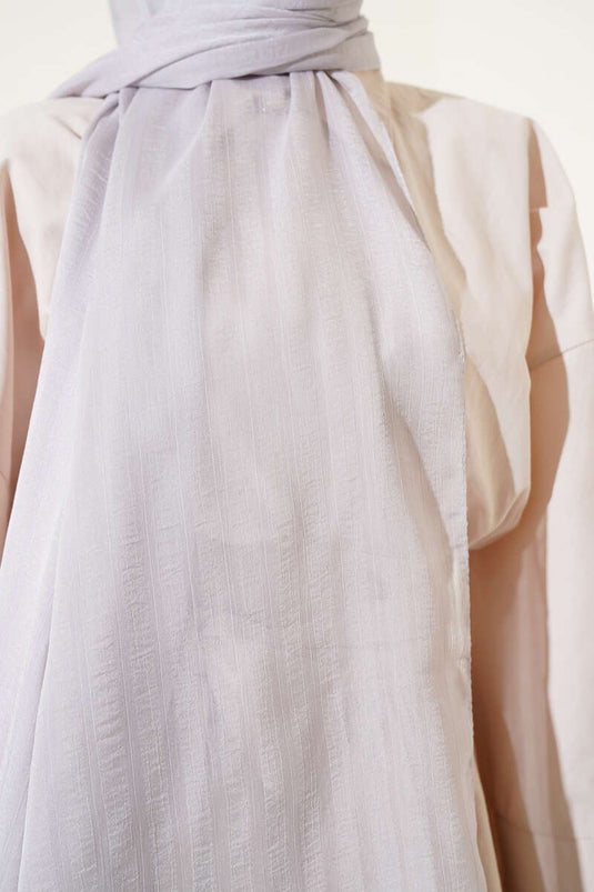 Grauer, selbstgestreifter Jacquard-Schal