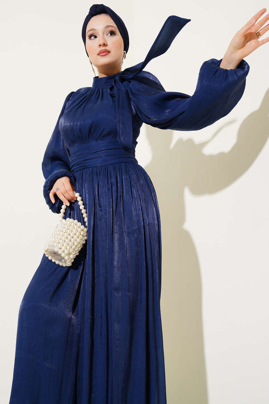 Robe de soirée ceinturée à col rond bleu marine