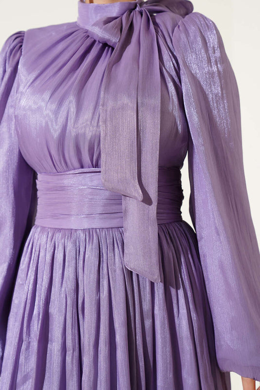 Robe de soirée lilas à col rond et ceinture