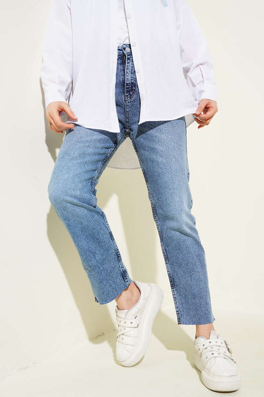 Mom-Jeans mit Cut-Leg-Design in Mittelschnee