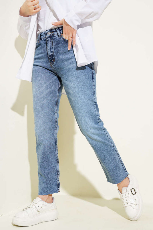 Mom-Jeans mit Cut-Leg-Design in Mittelschnee