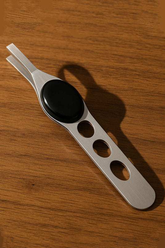 Pince à épiler professionnelle argentée à pointes acérées en platine