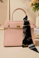 Sac Avec Détails Clé Et Foulard Rose