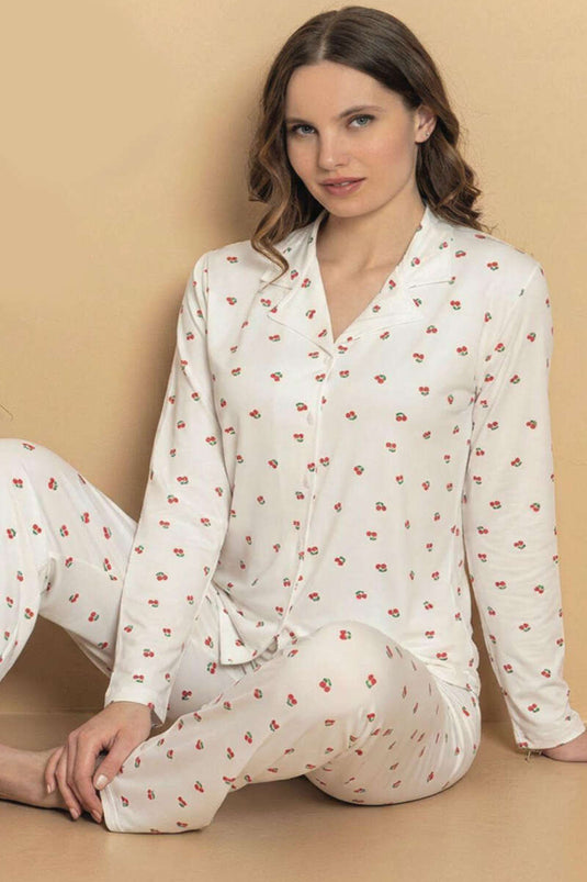 طقم بيجامة بأزرار وياقة قميص بنقشة الكرز باللون الأبيض