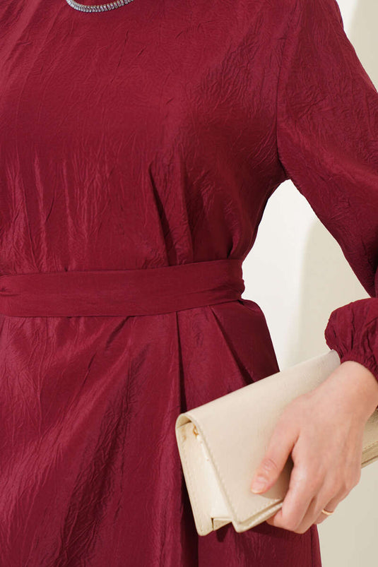 Robe ceinturée à texture froissée bordeaux