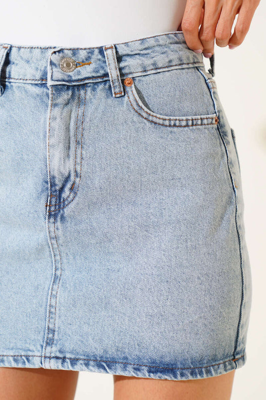 Jupe courte en jean ouverte sur la neige