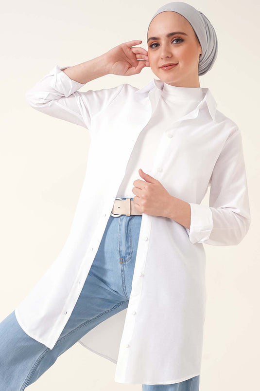 Chemise blanche à col classique et coupe ovale