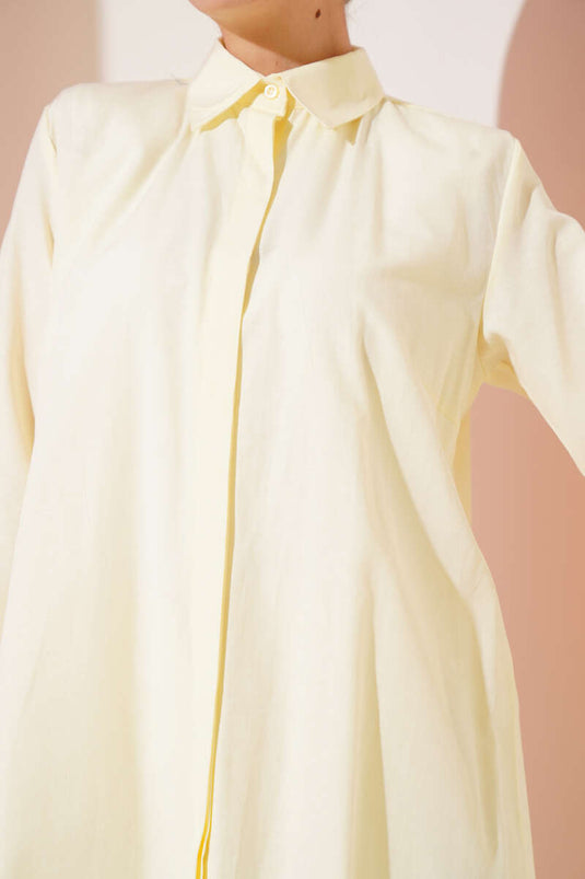 Chemise jaune classique à col ovale