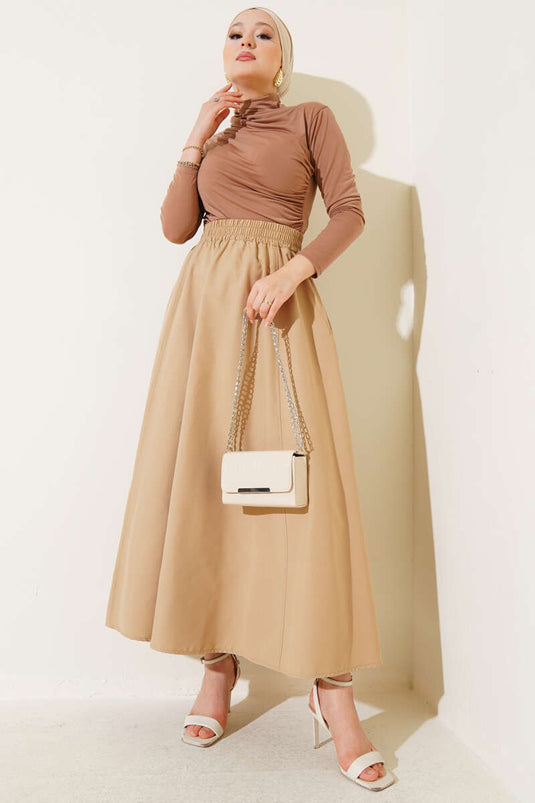 Jupe évasée couleur latte avec taille élastique et poches