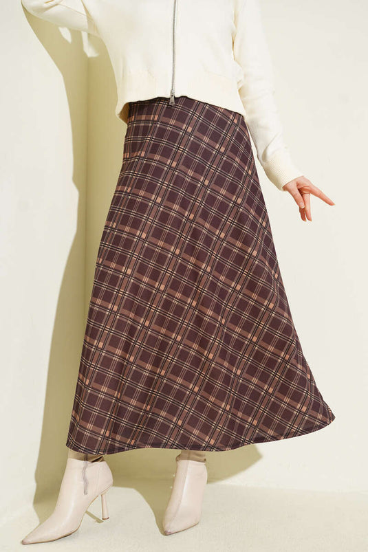 تنورة بنمط مربعات واسعة باللون البني