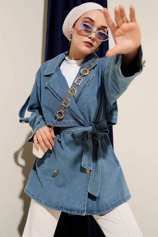 Trench-coat en denim bleu clair avec épaulettes et ceinture