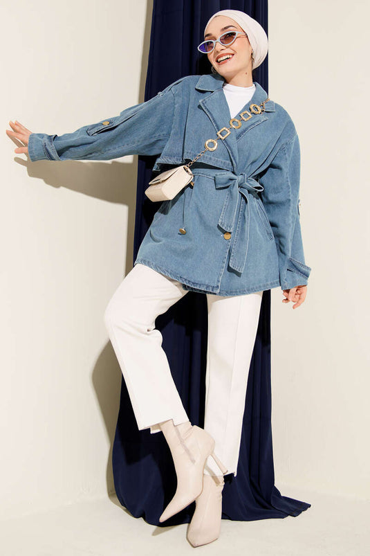 Trench-coat en denim bleu clair avec épaulettes et ceinture