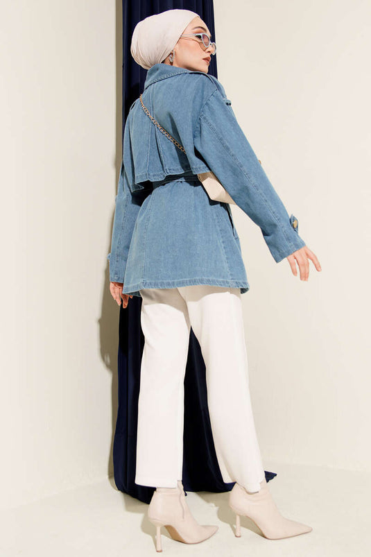 Trench-coat en denim bleu clair avec épaulettes et ceinture