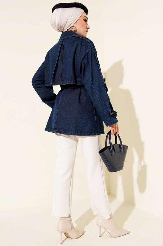 Trench-coat en denim bleu avec épaulettes et ceinture.