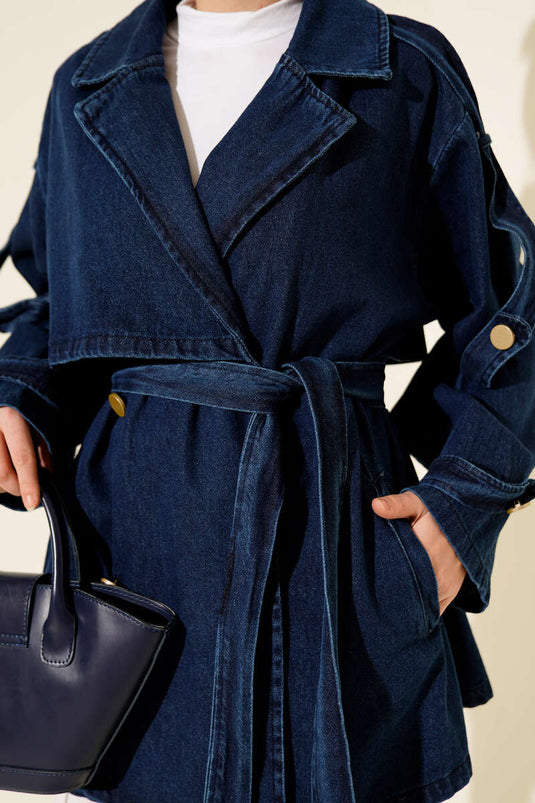 Trench-coat en denim bleu avec épaulettes et ceinture.