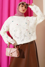 Pull en tricot écru à fleurs brodées avec cordons au cou