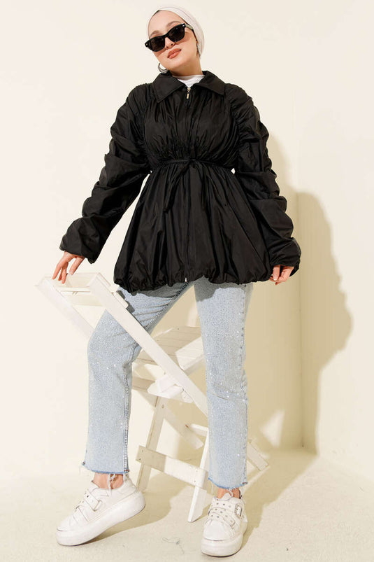 Trench-coat noir à fermeture éclair et manches froncées