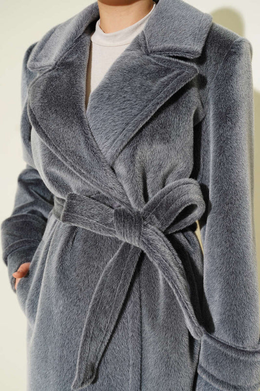 معطف مزدوج الصدر مع تفاصيل أزرار الأكمام باللون الدخاني