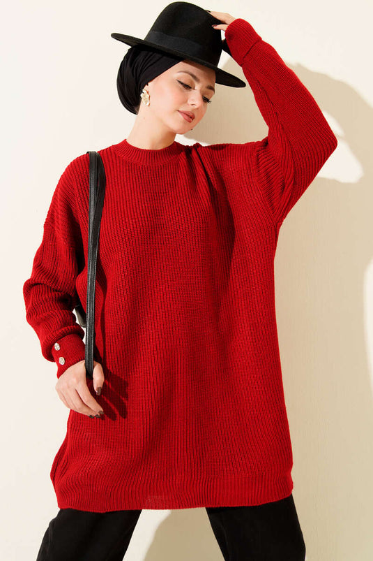 سترة حمراء محبوكة بتفاصيل أزرار الأكمام