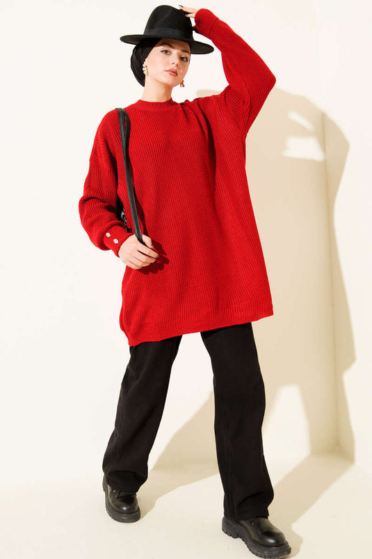 سترة حمراء محبوكة بتفاصيل أزرار الأكمام