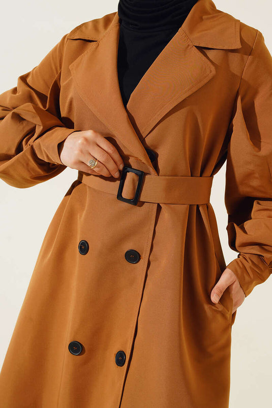 Trench Tan avec boutons de manchette et boucle de ceinture