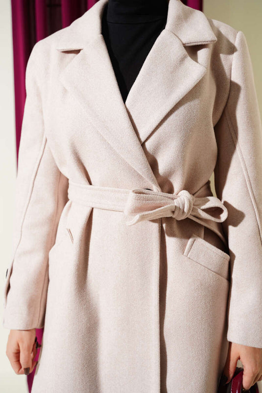 Manteau en cachemire rose poudré avec boutons de manchette et ceinture