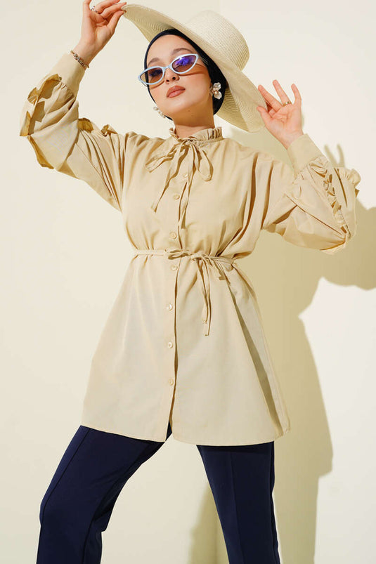 قميص بيج بأكمام مكشكشة وحزام من الحبل