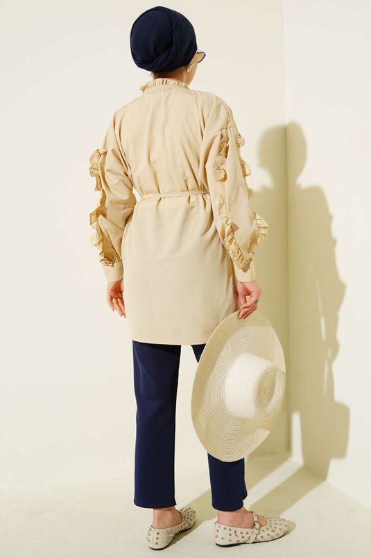 قميص بيج بأكمام مكشكشة وحزام من الحبل