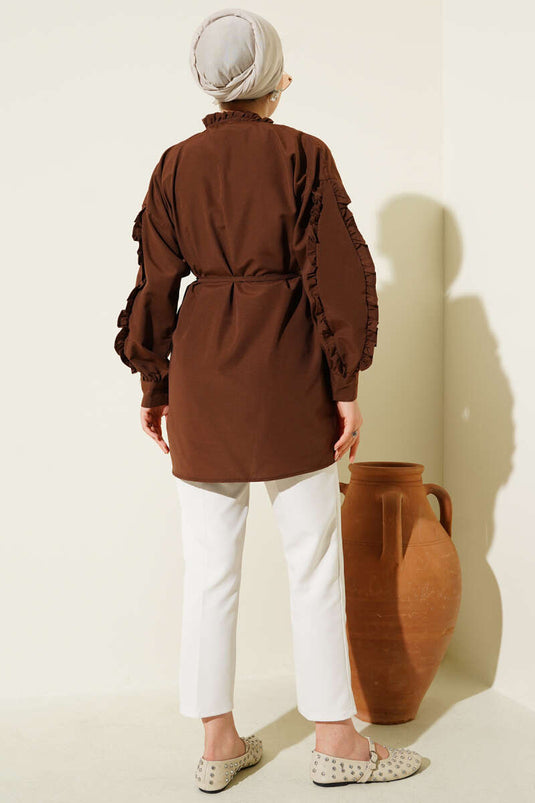 قميص بني بأكمام مكشكشة وحزام حبلي