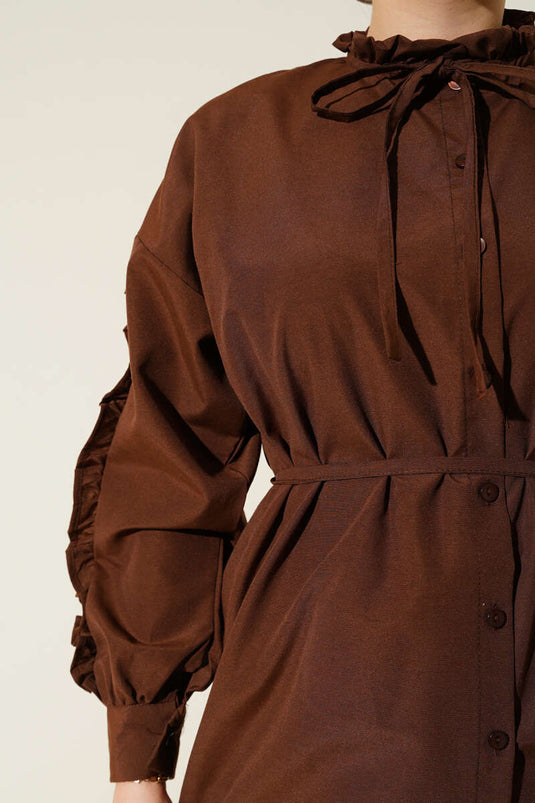 قميص بني بأكمام مكشكشة وحزام حبلي