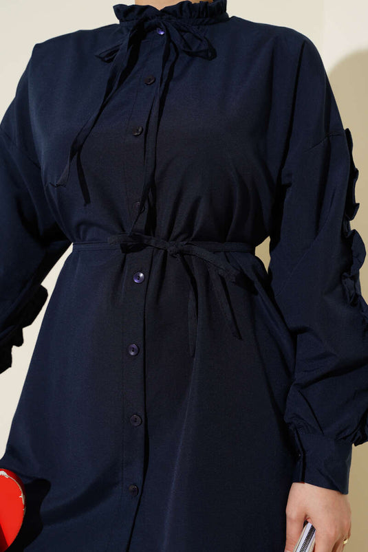 قميص أزرق داكن بأكمام مكشكشة وحزام حبلي