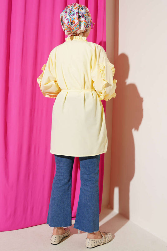 قميص أصفر بأكمام مكشكشة وحزام حبلي