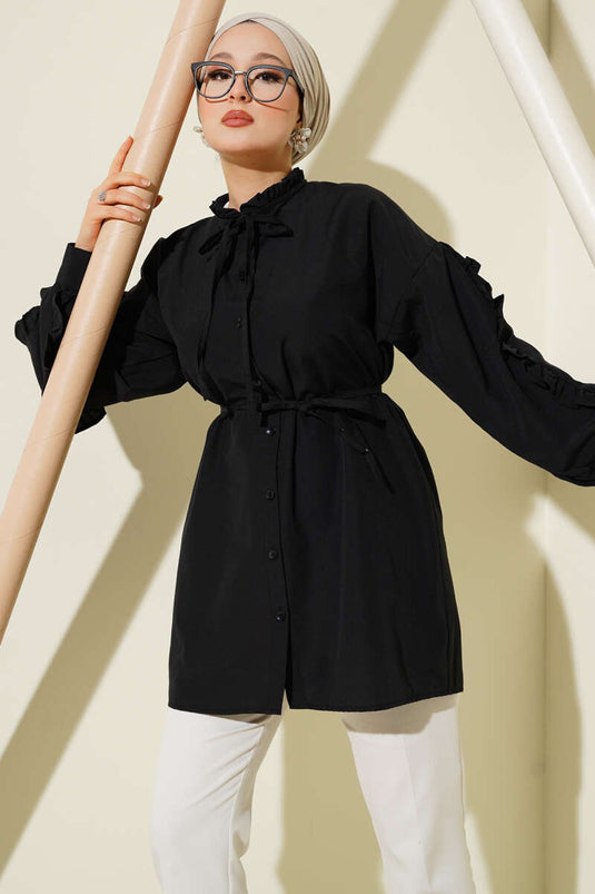 قميص أسود بأكمام مكشكشة وحزام حبلي