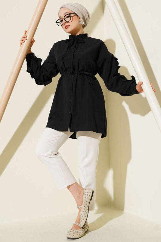 قميص أسود بأكمام مكشكشة وحزام حبلي