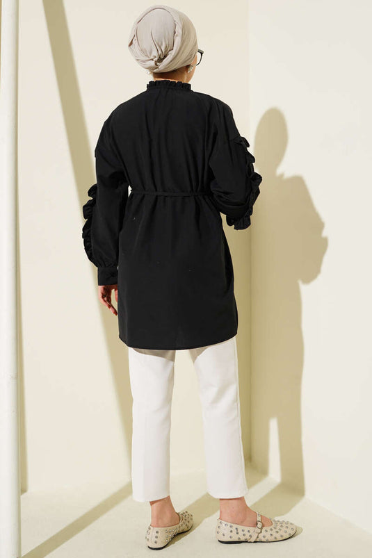 قميص أسود بأكمام مكشكشة وحزام حبلي