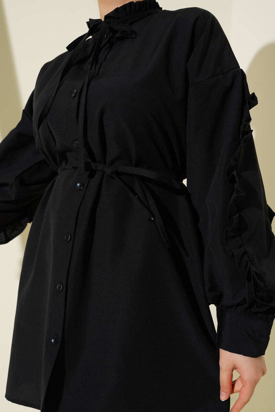 قميص أسود بأكمام مكشكشة وحزام حبلي