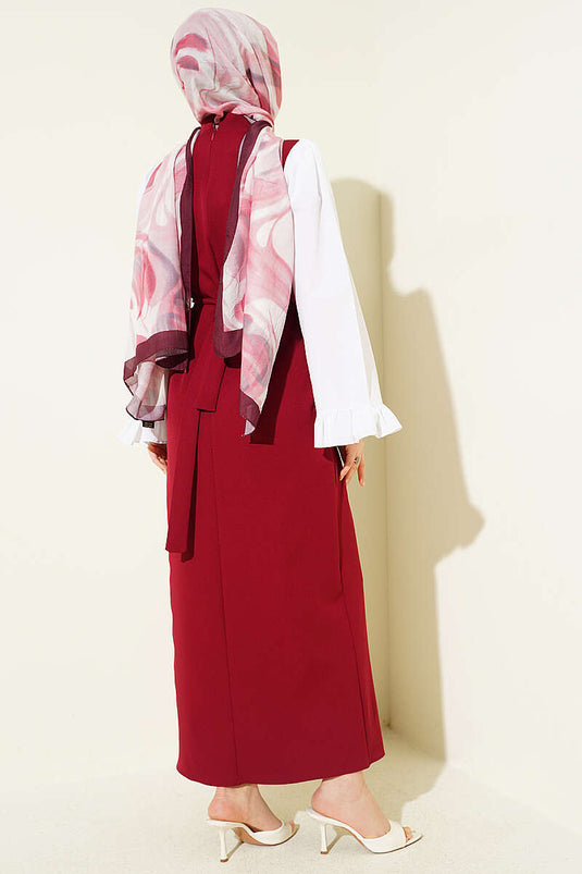 Kleid mit Taillenband und Gürtel in Bordeaux