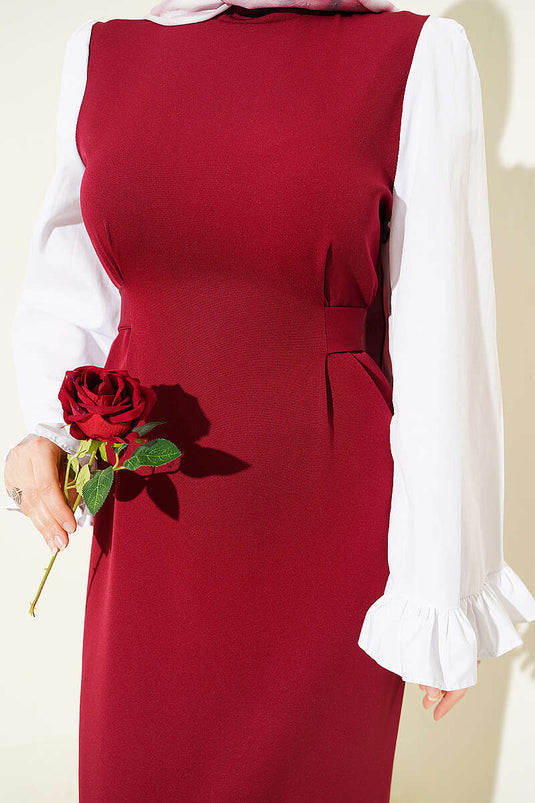 Kleid mit Taillenband und Gürtel in Bordeaux